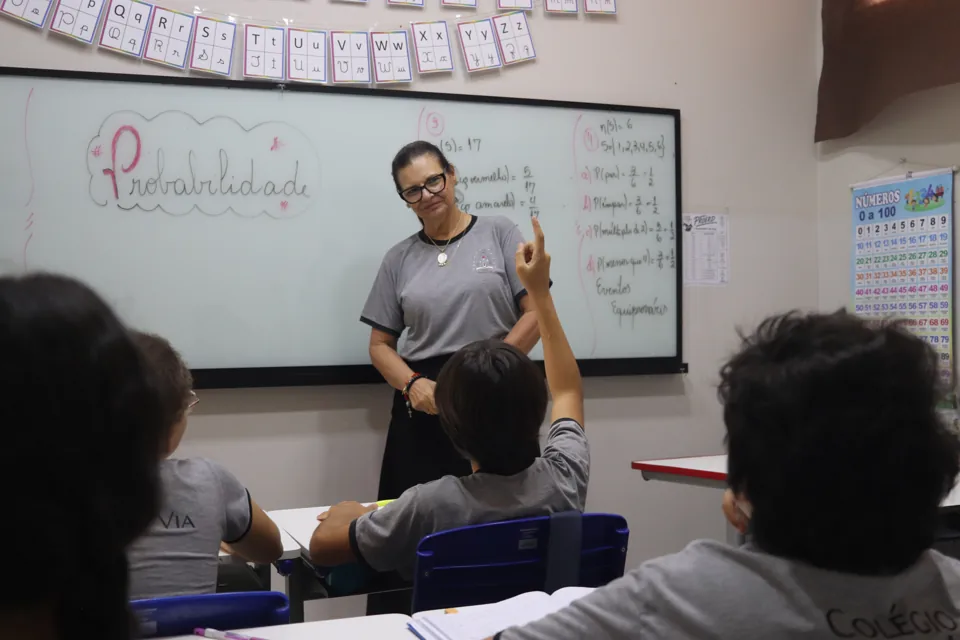 Aula no Colégio Pequena Via, com acompanhamento diante da lousa