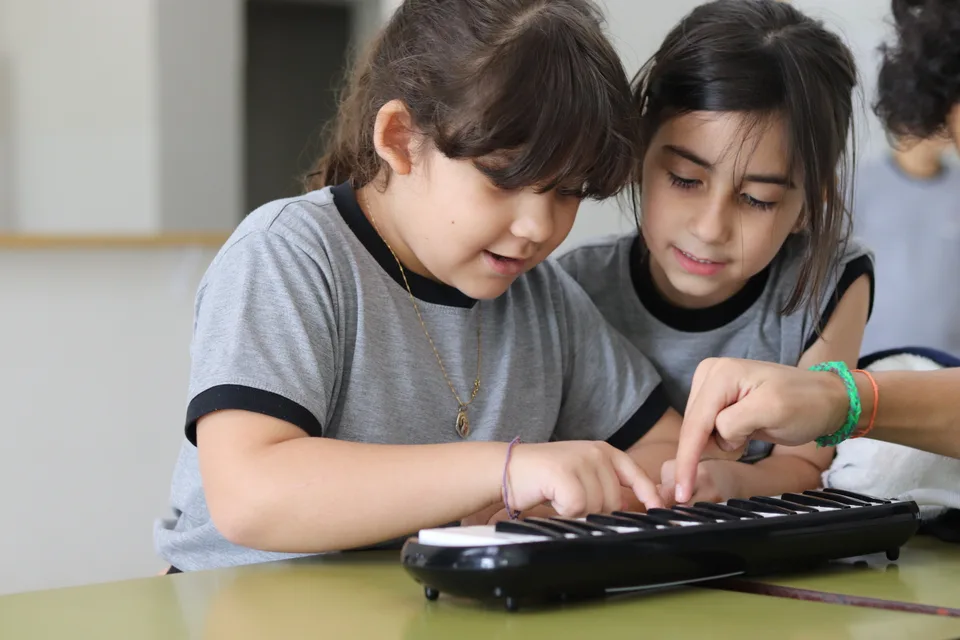 Alunos em uma atividade com teclado