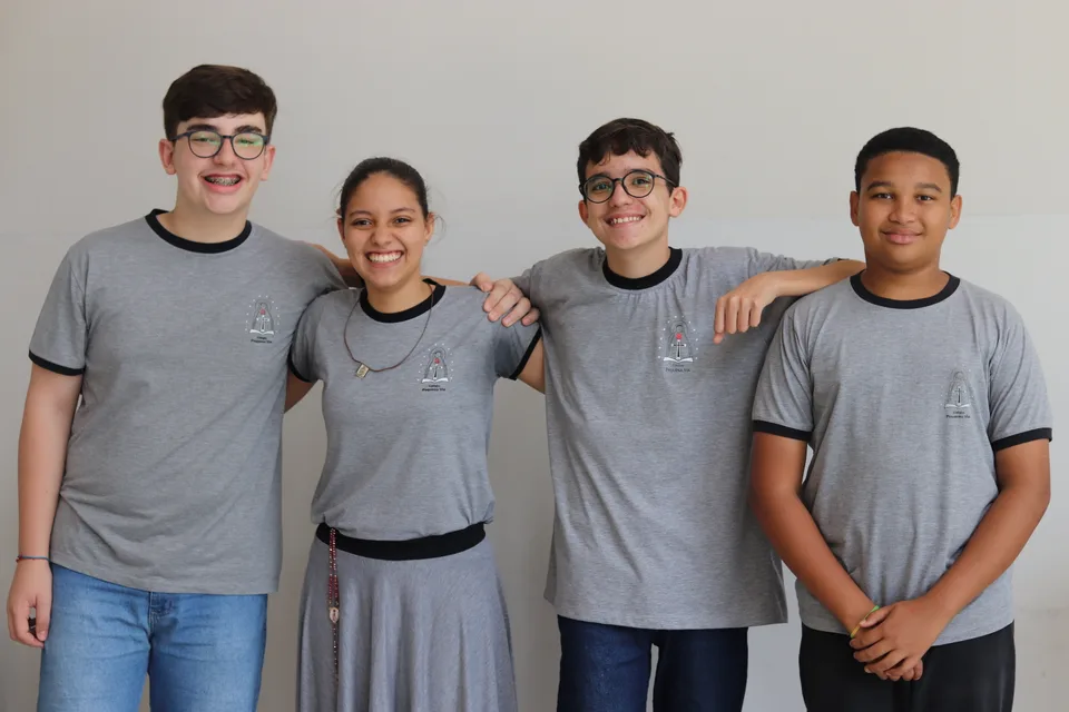 Grupo de alunos com o uniforme do Colégio Pequena Via