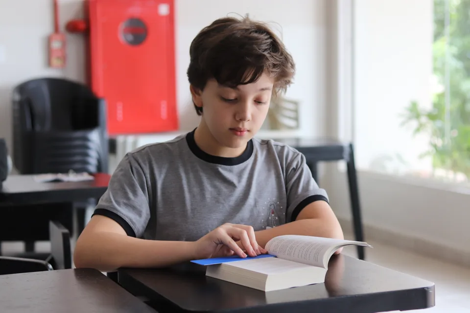 Aluno lendo um livro