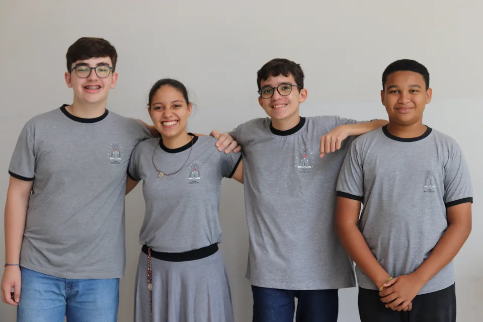 Quatro jovens do Colégio Pequena Via